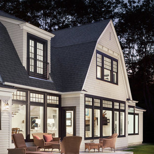 ポートランド(メイン)のビーチスタイルのおしゃれな家の外観 (木材サイディング、腰折れ屋根) の写真