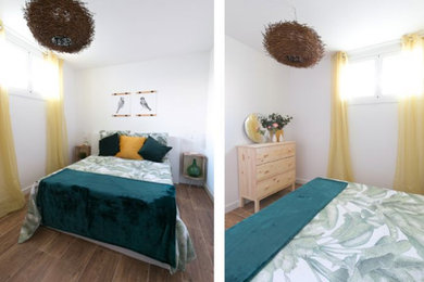Imagen de dormitorio principal escandinavo pequeño sin chimenea con paredes blancas, suelo de baldosas de porcelana y suelo beige