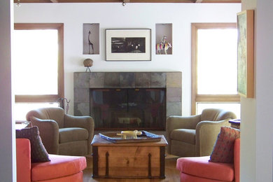 Example of a classic living room design in Los Angeles