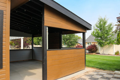 Modelo de patio de estilo americano de tamaño medio en patio trasero y anexo de casas con losas de hormigón