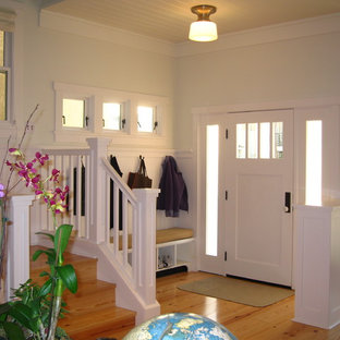 オレンジカウンティのトロピカルスタイルのおしゃれな玄関の写真