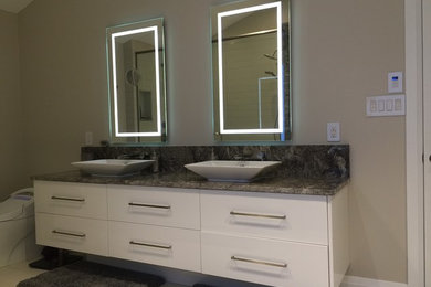 Exempel på ett mellanstort modernt badrum med dusch, med skåp i shakerstil, skåp i mellenmörkt trä och granitbänkskiva