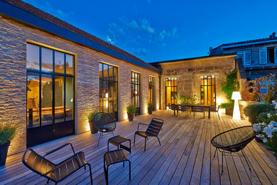 Cette image montre une terrasse avec des plantes en pots design.