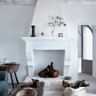 Repräsentatives, Fernseherloses, Abgetrenntes Mediterranes Wohnzimmer mit weißer Wandfarbe und Kamin in London