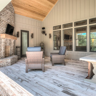 Inspiration för ett stort lantligt vitt hus, med fiberplattor i betong och sadeltak