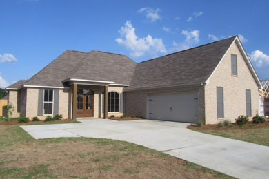 Example of a mid-sized transitional home design design in Jackson
