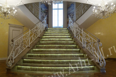 На фото: лестница среднего размера в стиле неоклассика (современная классика)