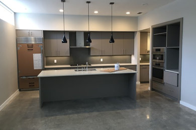 Example of a classic kitchen design in Orange County