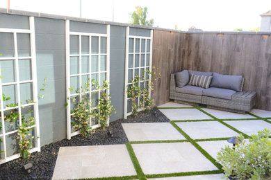 Diseño de jardín minimalista pequeño en primavera en patio trasero con jardín francés, brasero, exposición total al sol y con vinilo
