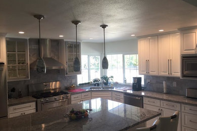 Example of a classic kitchen design in Los Angeles