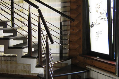 Стильный дизайн: лестница в стиле модернизм с деревянными ступенями и металлическими перилами - последний тренд