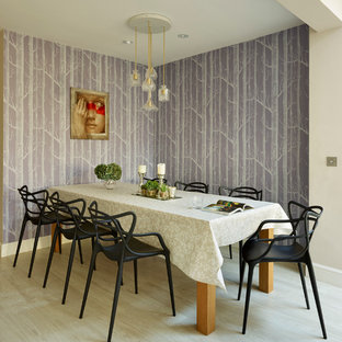 Réalisation d'une grande salle à manger tradition avec un mur violet, un sol en bois clair et aucune cheminée.