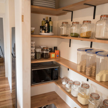 Derreck Ave - Pantry