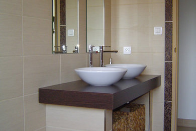 Design ideas for a contemporary bathroom in Corsica.