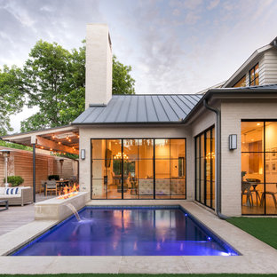 Свежая идея для дизайна: большой дворик на заднем дворе в стиле современная классика с местом для костра, настилом и козырьком - отличное фото интерьера