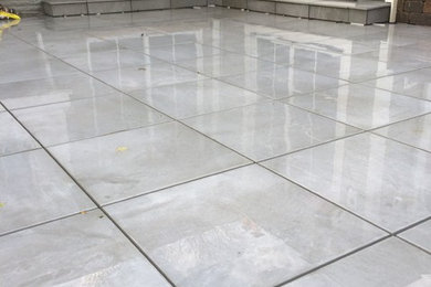 Inspiration for a mid-sized modern patio remodel in Chicago