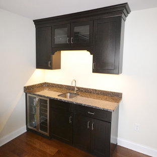 フィラデルフィアの小さいトランジショナルスタイルのおしゃれなウェットバー (アンダーカウンターシンク、濃色木目調キャビネット、御影石カウンター、白いキッチンパネル、濃色無垢フローリング、シェーカースタイル扉のキャビネット) の写真