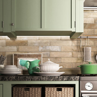 Inspiration pour une arrière-cuisine linéaire chalet avec un évier intégré, un placard avec porte à panneau surélevé, des portes de placard en bois brun, un plan de travail en calcaire, une crédence beige, une crédence en carreau de porcelaine, un électroménager en acier inoxydable et un sol en carrelage de porcelaine.