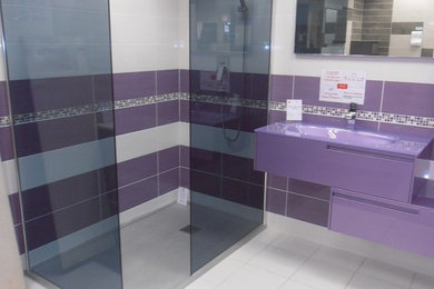 Idées déco pour une grande salle d'eau contemporaine avec des portes de placard violettes, une douche à l'italienne, un carrelage multicolore, des carreaux de céramique, un plan vasque, un plan de toilette en verre, un plan de toilette violet, un mur violet, un sol en carrelage de céramique et un sol blanc.