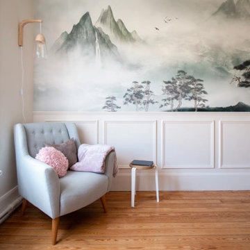 Fauteuil gris et papier peint panoramique avec cadre de soubassement