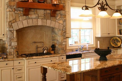 Elegant kitchen photo in Milwaukee