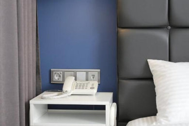 Свежая идея для дизайна: маленькая гостевая спальня (комната для гостей) в современном стиле с синими стенами, полом из ламината и бежевым полом для на участке и в саду - отличное фото интерьера