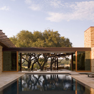 Inspiration för stora moderna rektangulär pooler, med kakelplattor