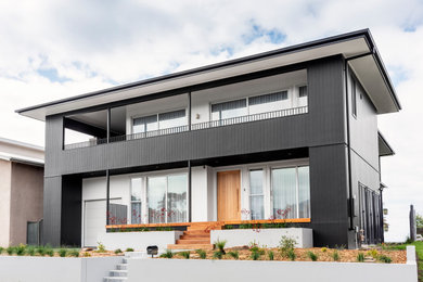 Beach style house exterior in Wollongong.