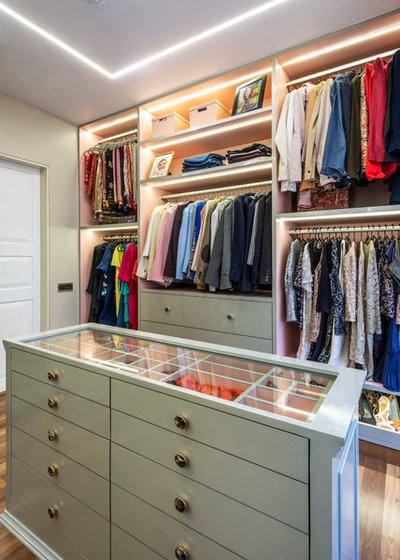 Modern Wardrobe by deSigneR - Architects and Interior Designers