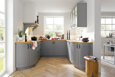 Moderne Küche mit grauen Schränken in Köln