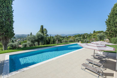 Cette photo montre une piscine tendance.