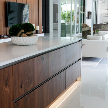 Sophisticated High Gloss with a natural touch of Walnut