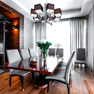 Пример оригинального дизайна: гостиная-столовая в стиле современная классика с серыми стенами, паркетным полом среднего тона и коричневым полом