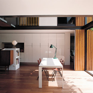 トゥールーズの中サイズのコンテンポラリースタイルのLDKの画像 (白い壁、無垢フローリング)