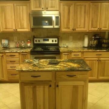 Burns kitchen - Hickory Natural - Orinoco Granite