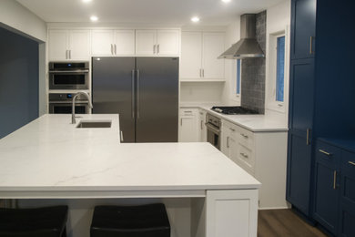 L-shaped eat-in kitchen photo with an island