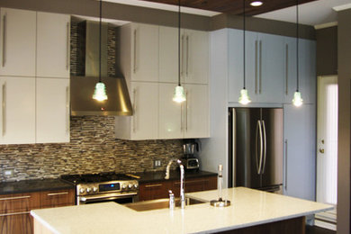 Example of a minimalist kitchen design in Chicago
