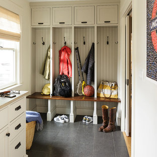 Ispirazione per un ingresso con anticamera tradizionale di medie dimensioni con pareti bianche e pavimento in pietra calcarea