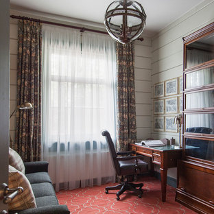 На фото: рабочее место в классическом стиле с белыми стенами, ковровым покрытием и отдельно стоящим рабочим столом с