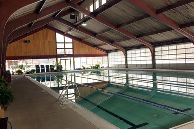 Ejemplo de piscina clásica renovada grande