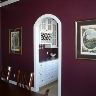 Geschlossenes, Mittelgroßes Klassisches Esszimmer mit lila Wandfarbe und hellem Holzboden in Milwaukee