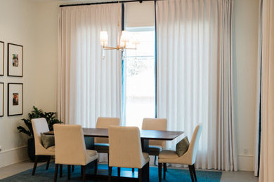 Example of a dining room design in Houston