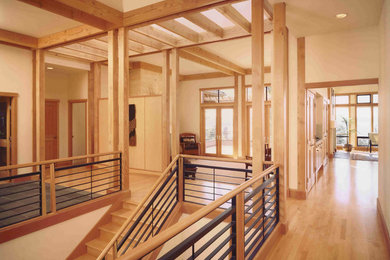Ejemplo de recibidores y pasillos clásicos renovados con paredes blancas y suelo de madera clara