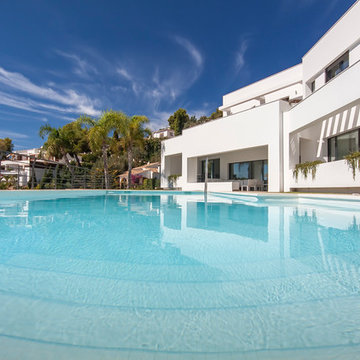Piscina con pared de cristal