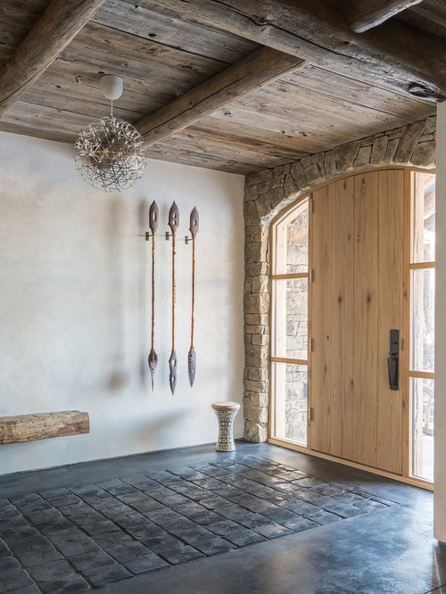 Rustikaler Eingang mit heller Holztür Ideen, Design & Bilder | Houzz