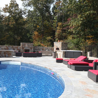 ニューヨークのトランジショナルスタイルのおしゃれなプールの写真