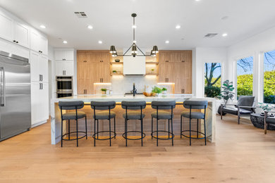 Example of a transitional home design design in Las Vegas