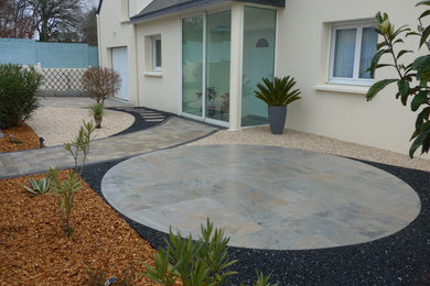 Inspiration for a contemporary garden in Other with concrete paving.