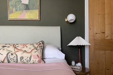ケントにある中くらいなトラディショナルスタイルのおしゃれな主寝室 (緑の壁、カーペット敷き) のレイアウト