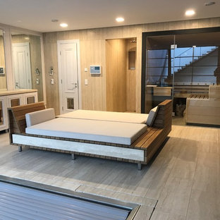 フランクフルトの大きいトラディショナルスタイルのおしゃれな多目的ジム (ベージュの壁、トラバーチンの床、ベージュの床) の写真